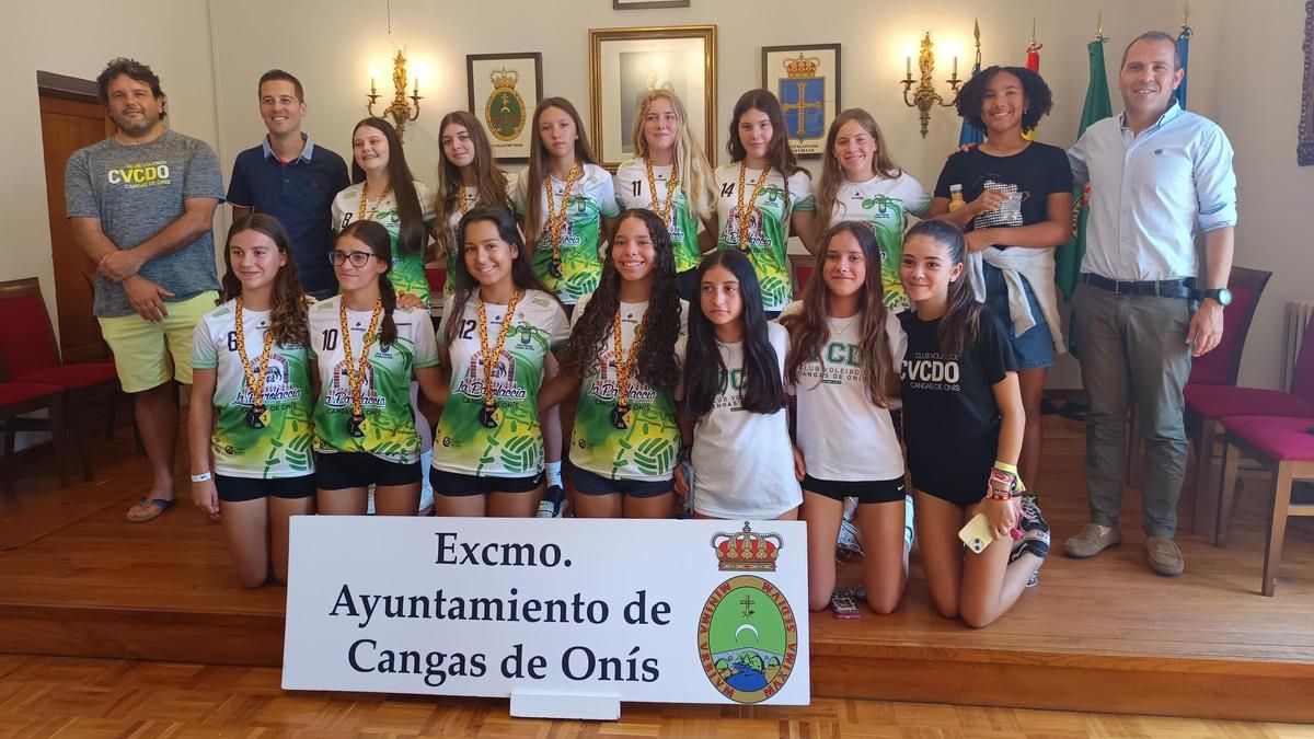 Las deportistas, con técnicos y autoridades.