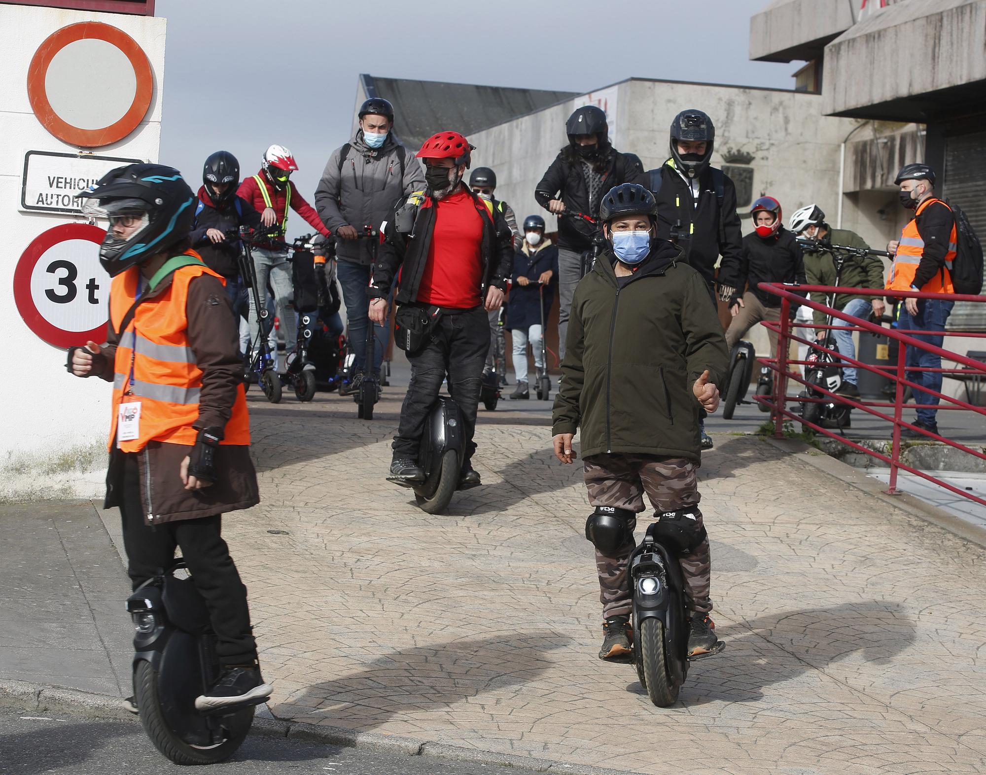 Medio centenar de personas se concentran en Vigo contra la "sobrerregulación" de Vehículos de Movilidad Personal