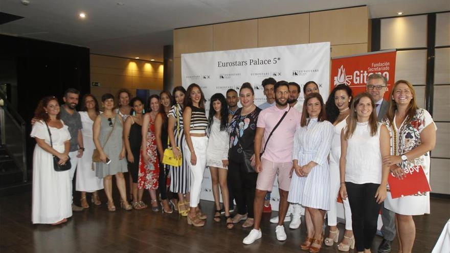 Una veintena de jóvenes gitanos se ‘licencian’ en hostelería en el Eurostar Palace