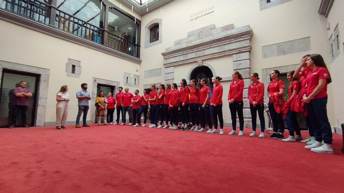 Recepción en Llanes a la selección española femenina sub16 de voleibol.