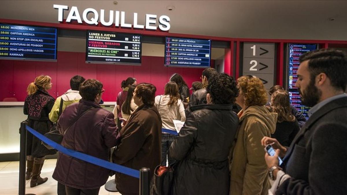 Público haciendo colas en la Fiesta del Cine  2014