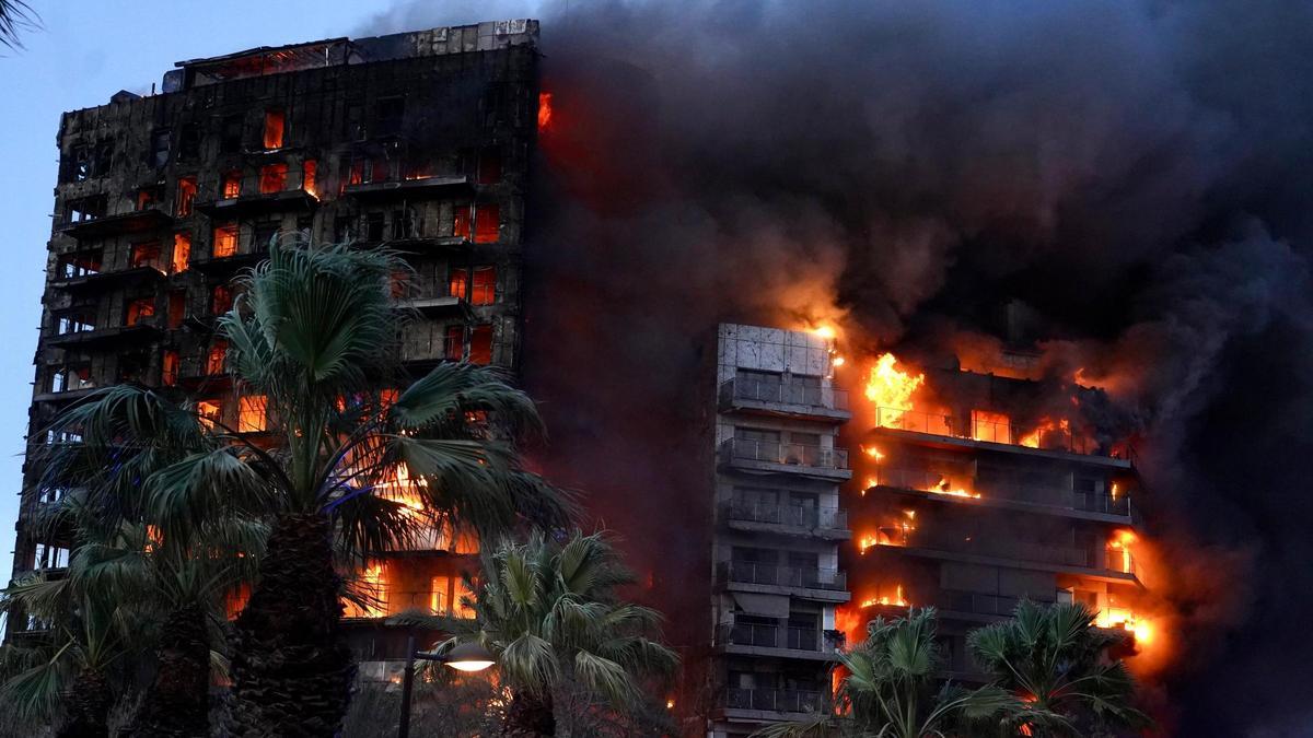 L'incendi d'un bloc de pisos a València, en vídeo