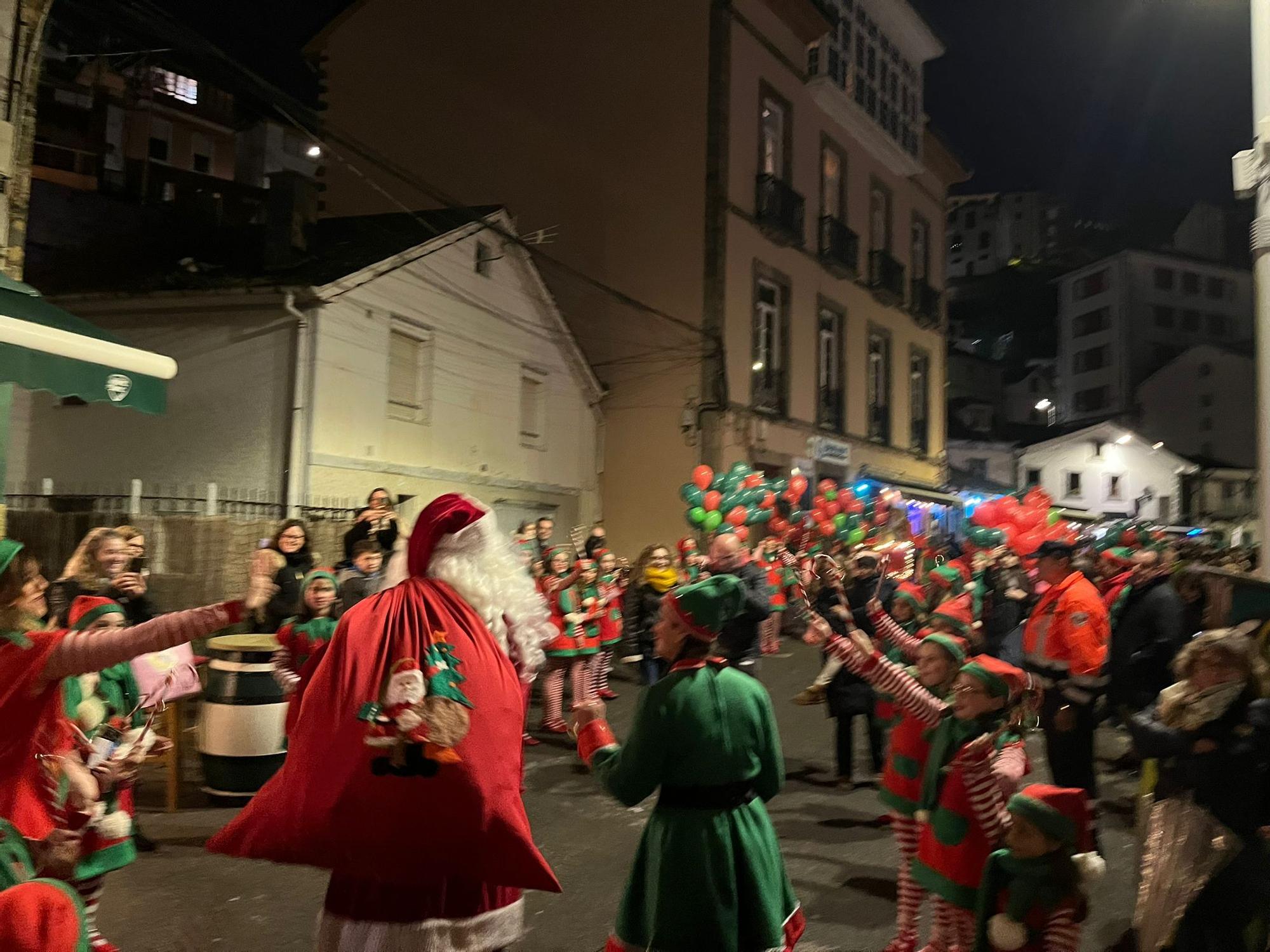 En imágenes: El espectacular desfile de Papá Noel por las calles de Luarca