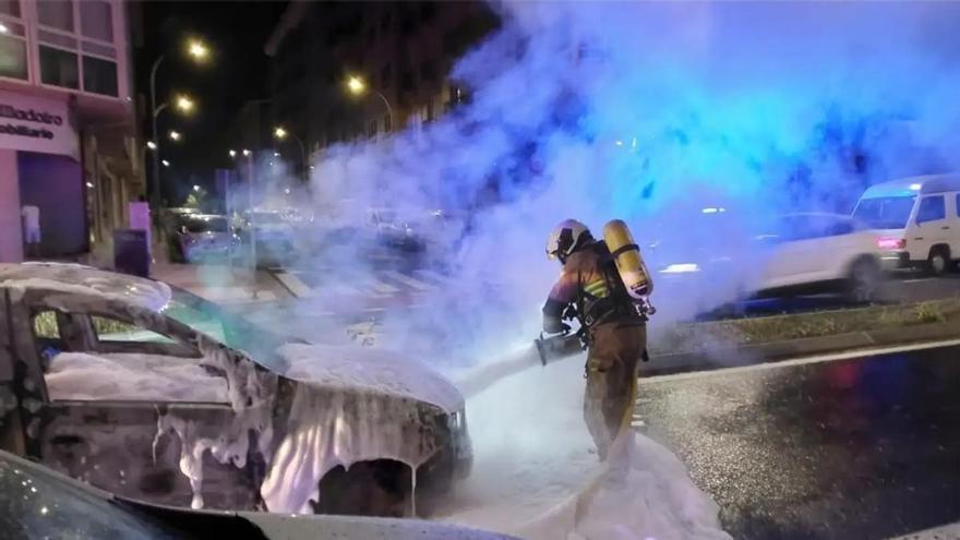 Un incendio calcina un coche y causa daños en otros vehículos en O Milladoiro