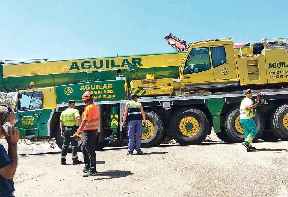 Un camionero de 35 años muere al volcar una hormigonera en Porreres