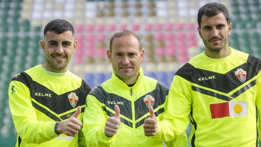 Carlos Castro, Nino y Yacine, ayer, posando para INFORMACIÓN.