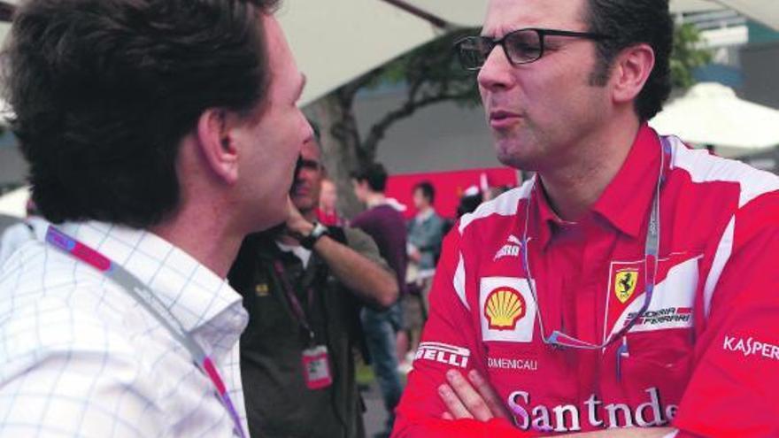 Stefano Domenicali, a la derecha, charla con el director deportivo de Red Bull, Christian Horner, en Melbourne. / Foto Reuters