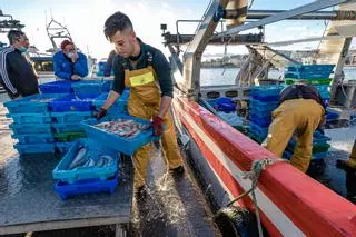 La subida del combustible aboca a la flota pesquera a amarrar la flota en una semana