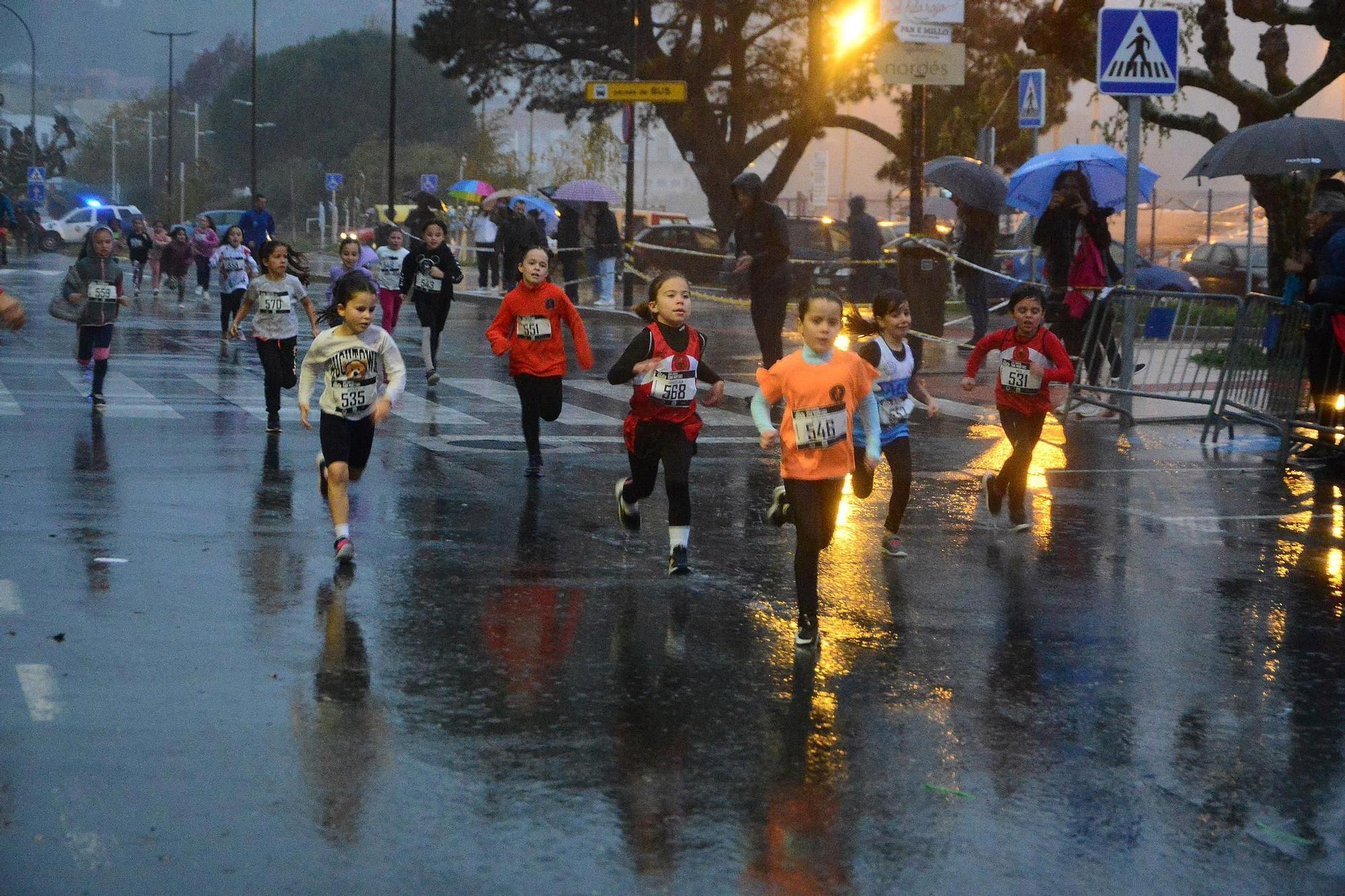 La XXVI Carreira San Martiño de Bueu, contra la lluvia y el viento