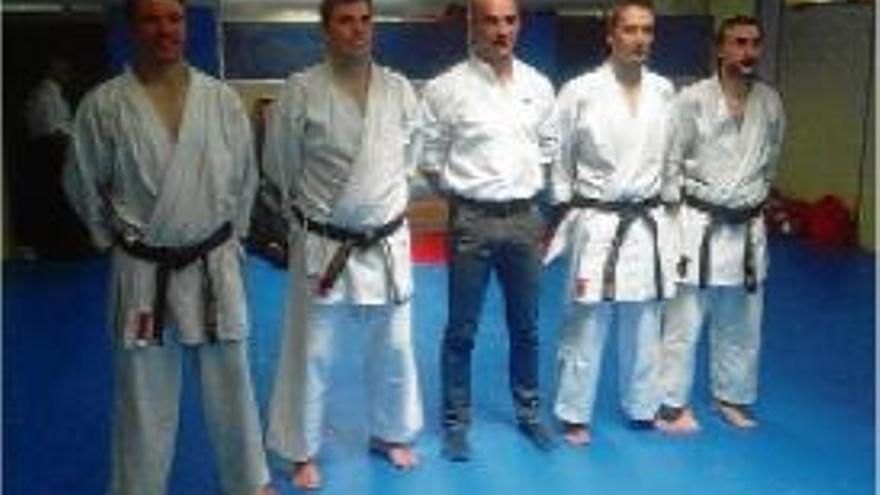 Quatre karateques del Club Karate Cantero van passar de grau