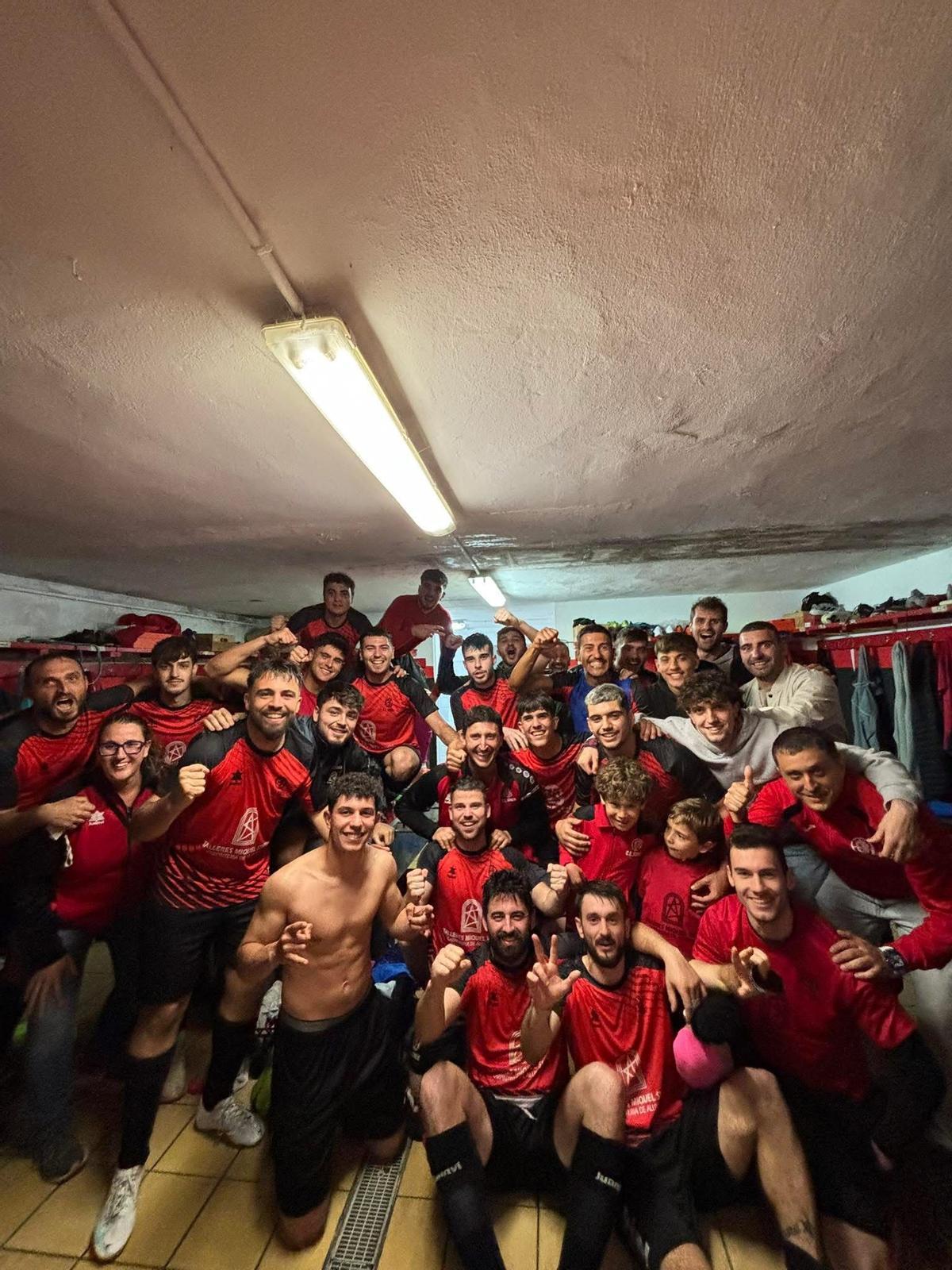 La plantilla del Sineu celebra el triunfo en su último partido.