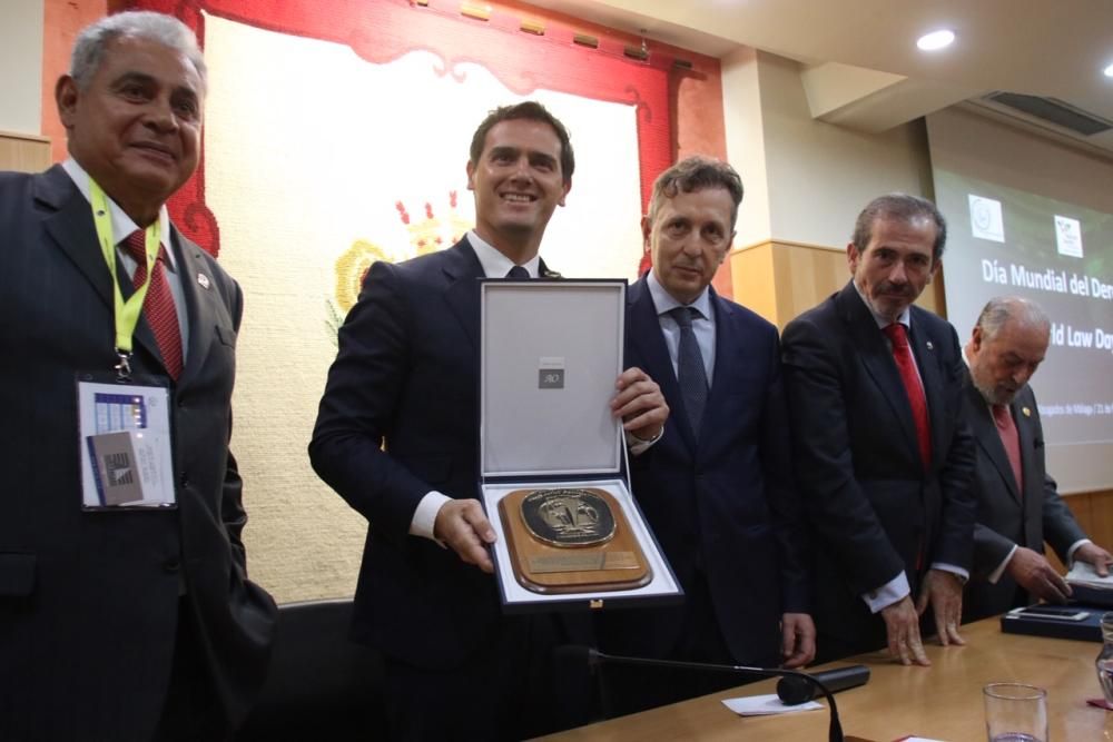 El líder nacional de Ciudadanos ha sido premiado por los abogados de Málaga con el 'World Peace and Liberty Award', un galardón que ha recibido de la mano del decano Francisco Javier Lara.