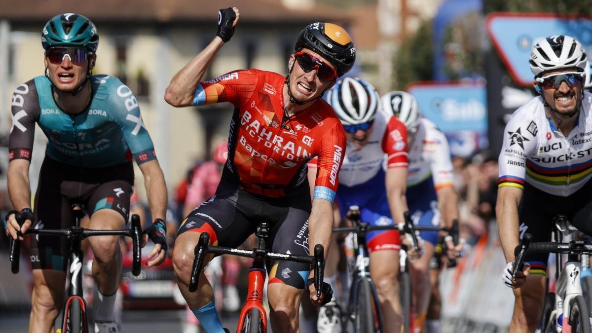 Pello Bilbao festeja su victoria de etapa en la Itzulia 2022