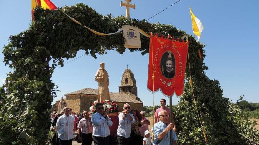 San Lucas pasa por debajo del arco.