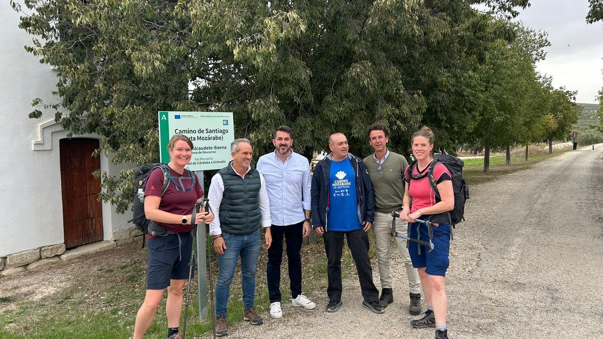 Un grupo de peregrinos posa con los responsables de la Junta durante su visita al tramo del Camino Mozárabe.