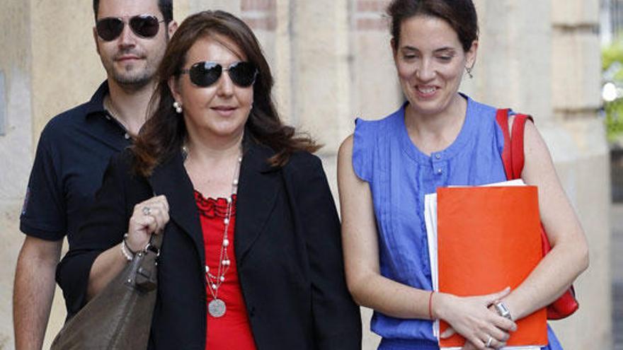 La alcaldesa de Elda y ex secretaria general del PP de la Comunitat Valenciana, Adela Pedrosa (c), a su llegada hoy al TSJ para declarar en la causa del caso Gürtel sobre la supuesta financiación irregular del partido.