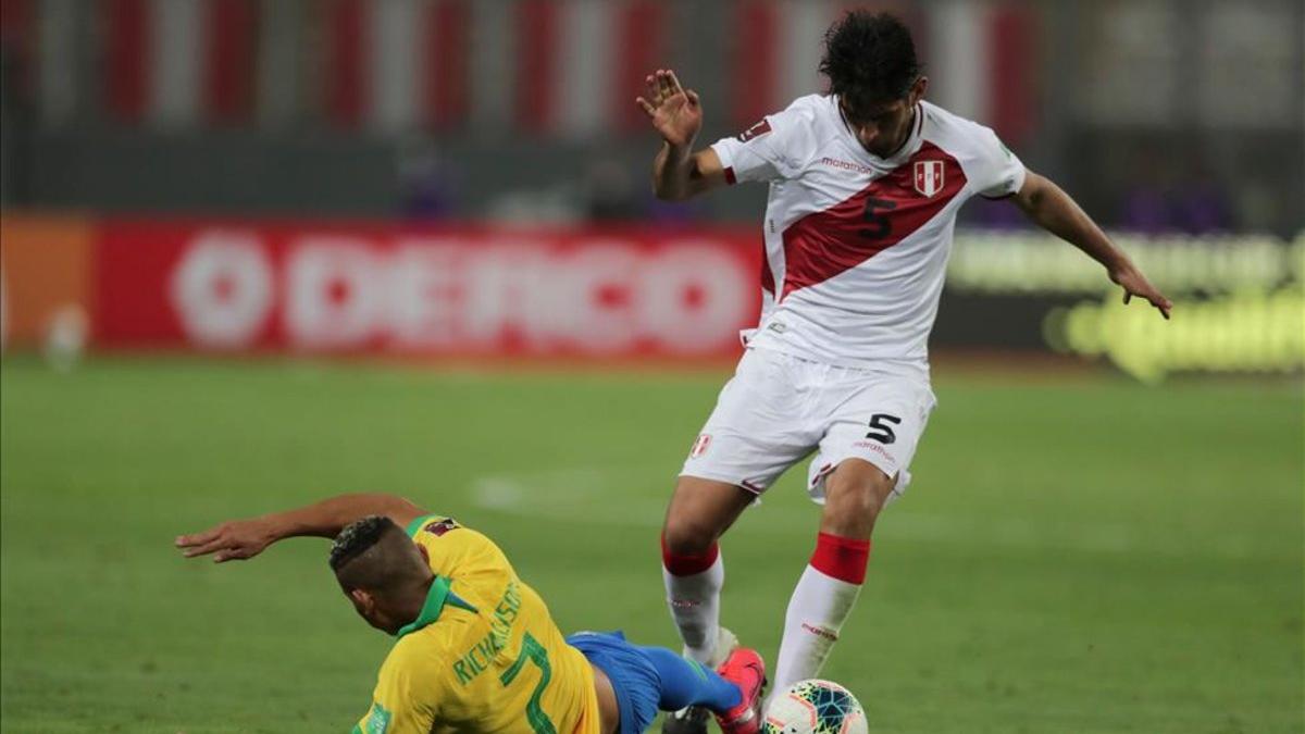 Carlos Zambrano se fue expulsado del partido entre Perú y Brasil por un codazo a Richarlison