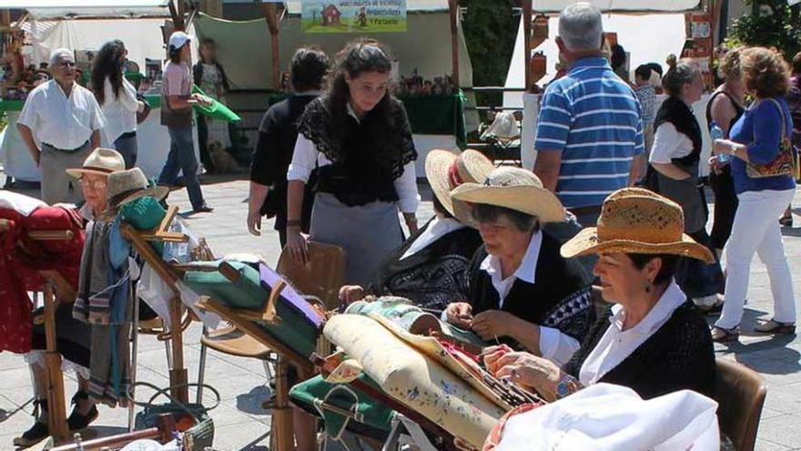 Un grupo de mujeres haciendo encaje de bolillos, ayer.