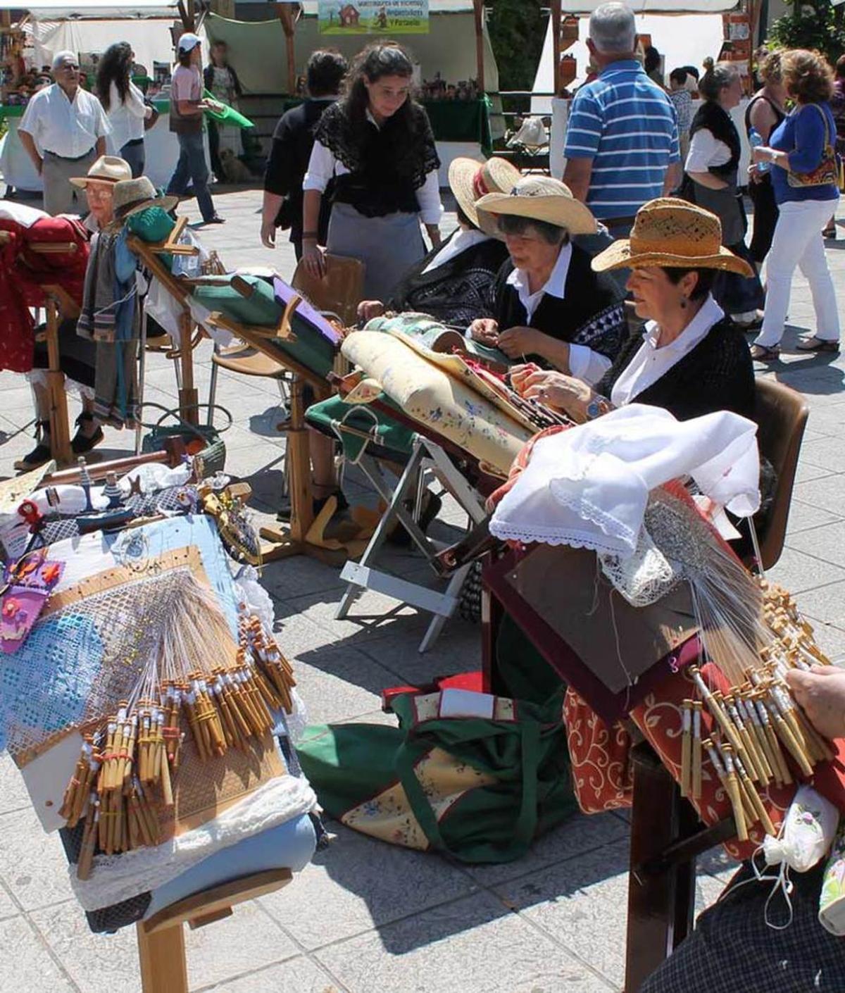 Un grupo de mujeres haciendo encaje de bolillos, ayer.