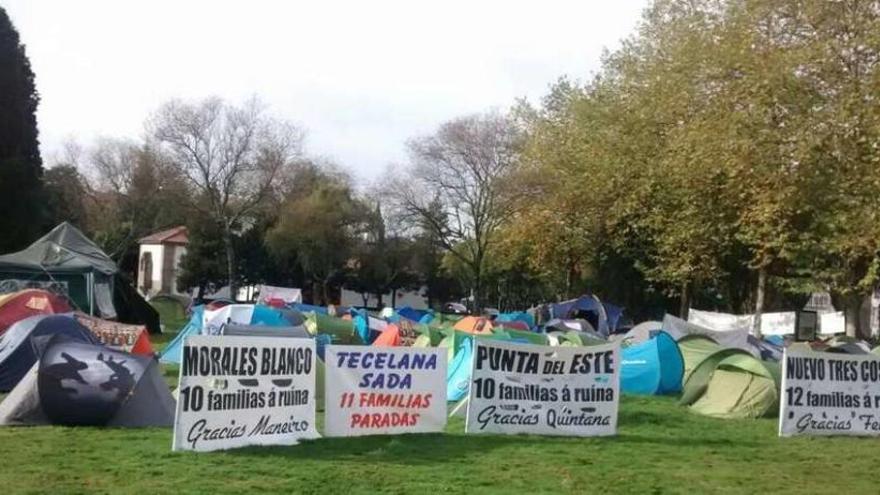 Acampada de los armadores de Acerga frente al edificio administrativo de la Xunta en Santiago. // FdV