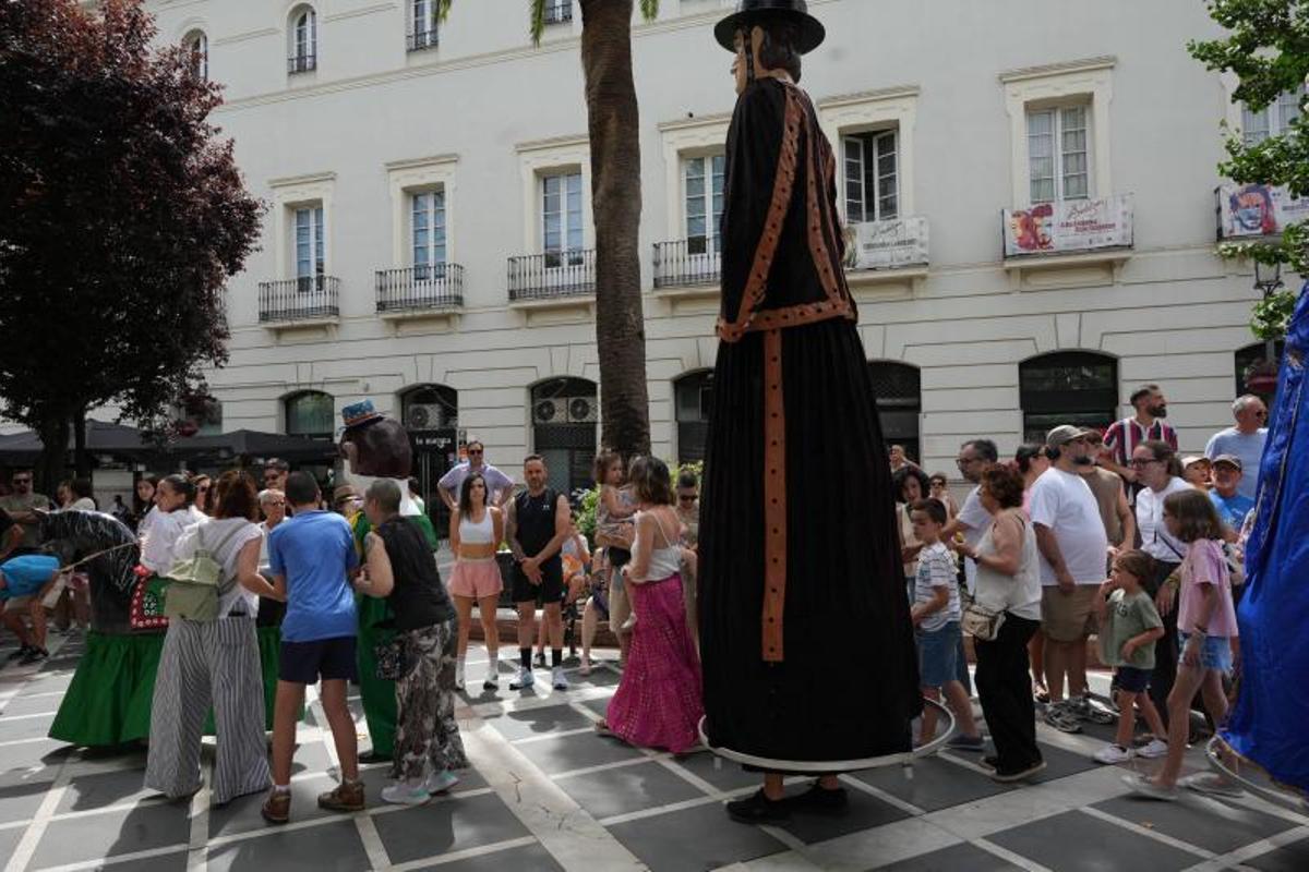 Fotogalería | Magia y tradición en las calles de Badajoz: así ha sido el desfile de Gigantes y Cabezudos