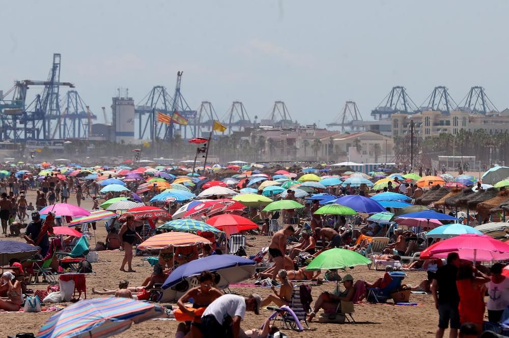 Playas en València medio vacías en el primer fin de semana de agosto