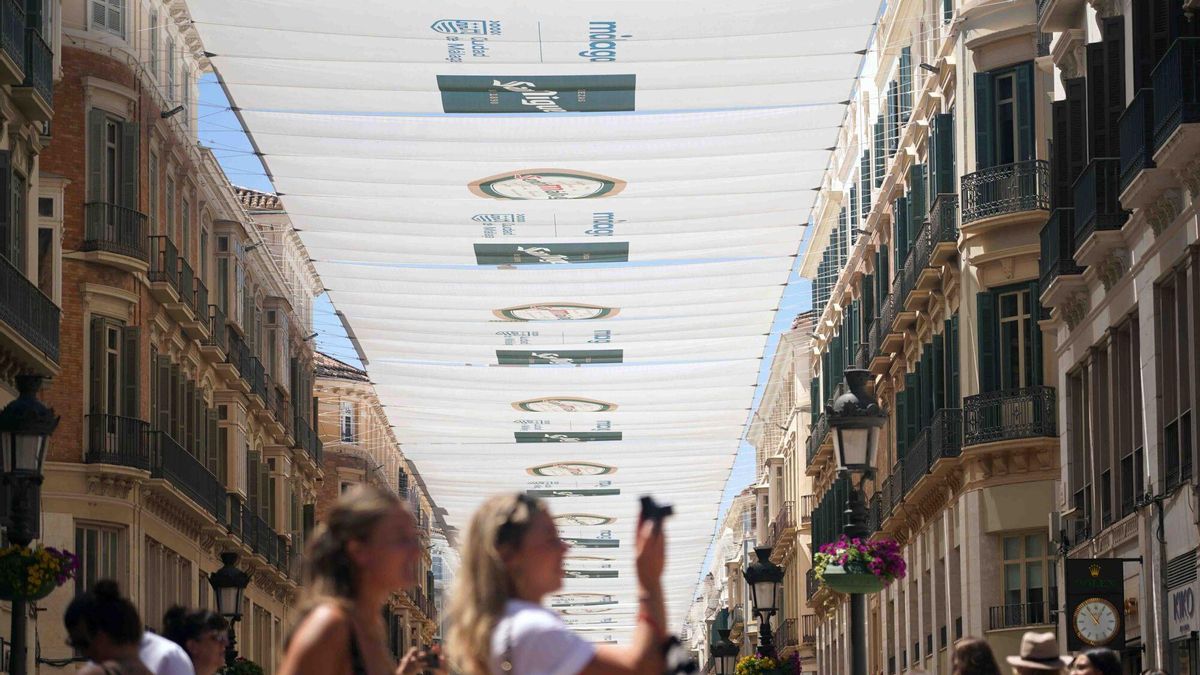 Toldos en calle Larios para evitar el calor de verano.
