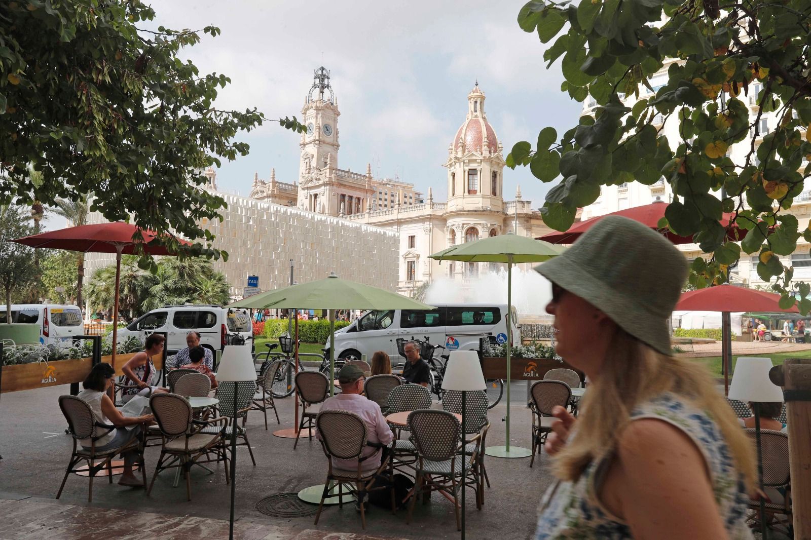 Las altas temperaturas no impiden el turismo en el centro de València