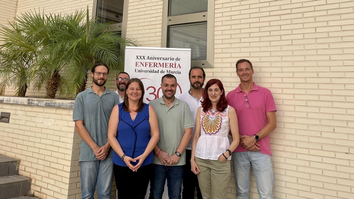 César Leal, en el medio, junto a su nuevo equipo decanal.