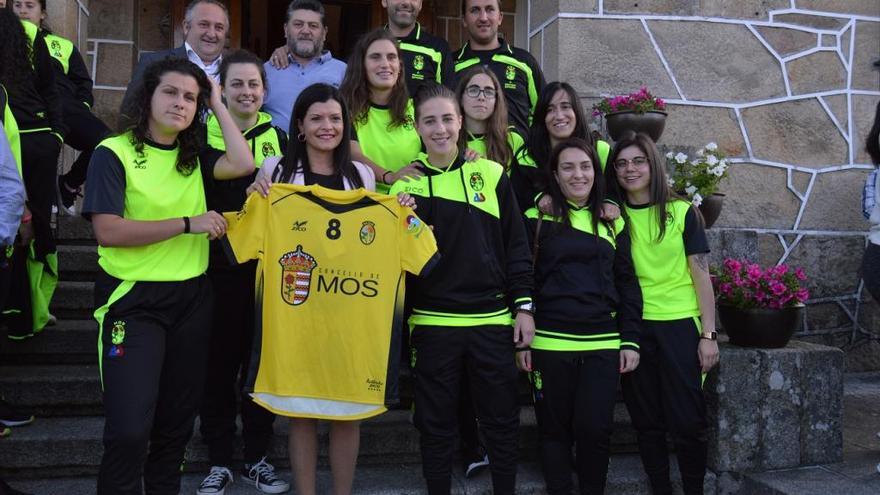 La alcaldesa mosense, Nidia Arévalo, muestra la nueva camiseta junto a las jugadoras de la UD Mos. / FdV