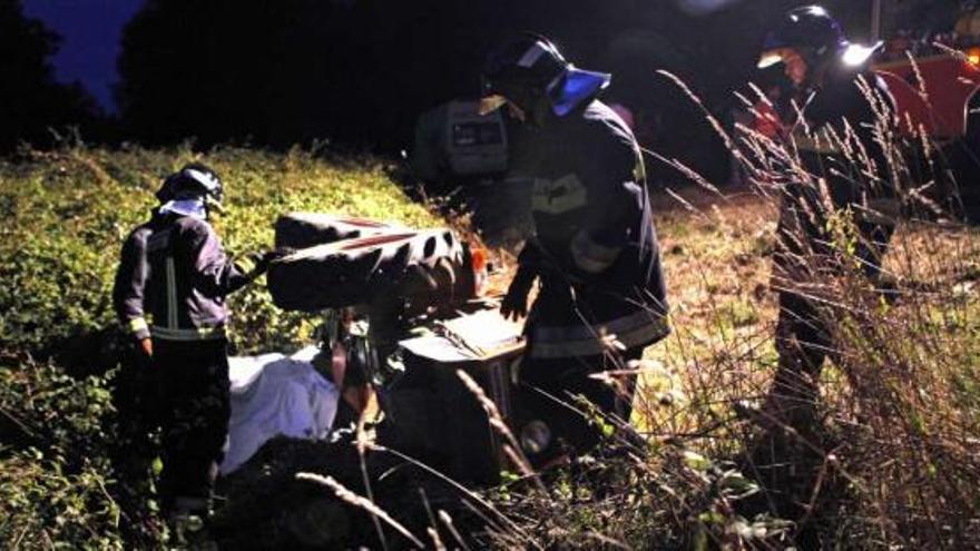 Efectivos de Protección Civil de A Estrada,anoche, realizando su labor junto al tractor siniestrado en Nogueira de Vinseiro.  // Bernabé / Luismy