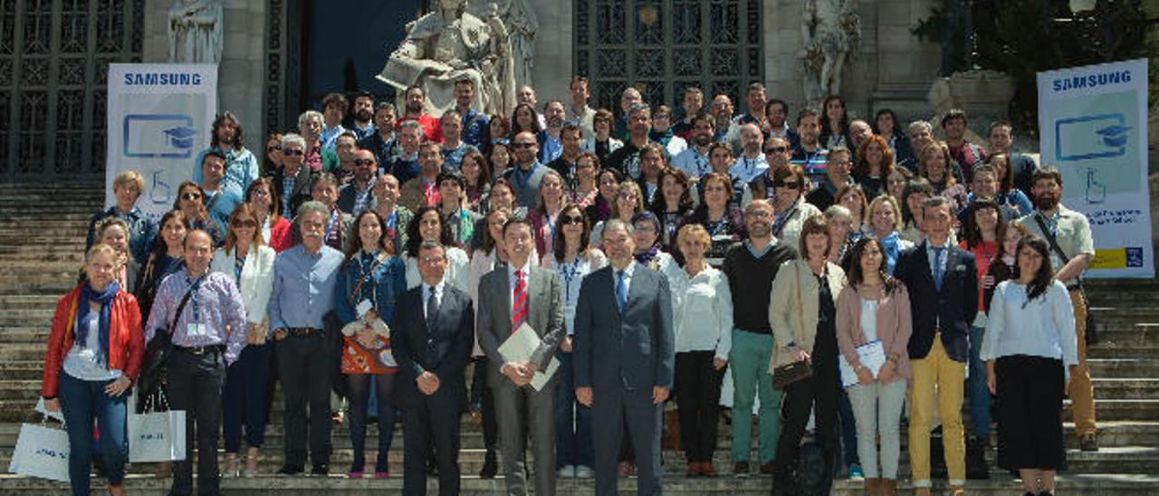 Alumnos del CEO Luján Pérez estudian con tabletas en el aula.