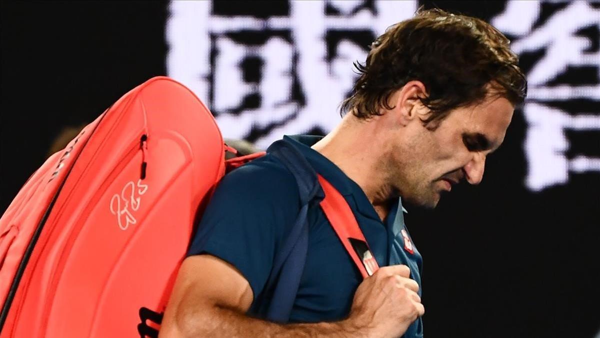 Roger Federer deja la pista cariacontecido tras ser eliminado por Stefanos Tsitsipas.