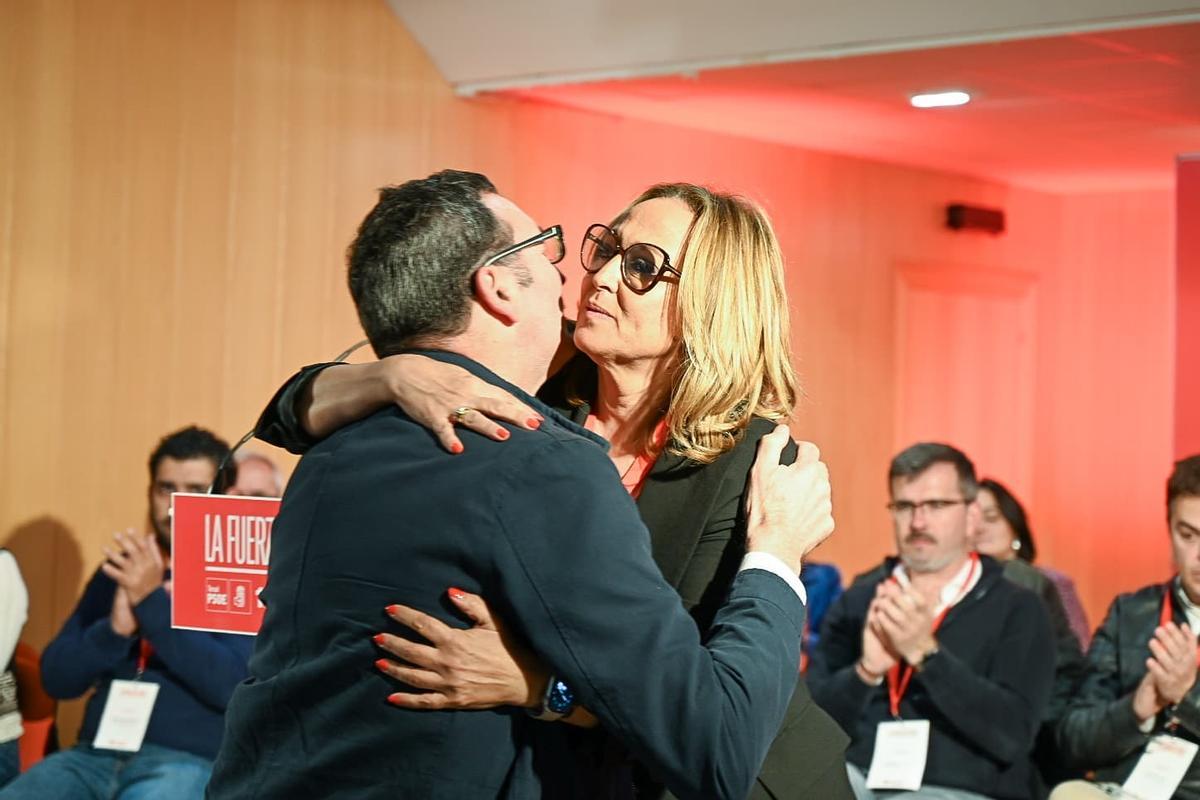 Mayte Pérez, exsecretaria general del PSOE Teruel, felicita a su sucesor, Rafa Guía.