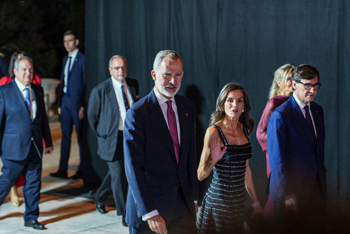 Los Reyes llegando al Mnac acompañados del president de la Generalitat, Salvador Illa.