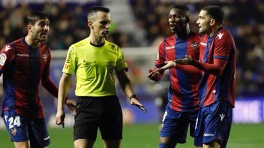 Jason protesta al colegiado Jaime Latre una de sus decisiones durante el partido.