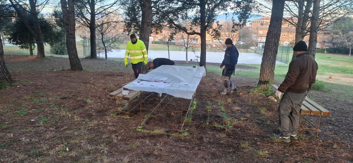 Col·loquen una taula de pícnic al parc de Francesc Sabaté i Llopart.