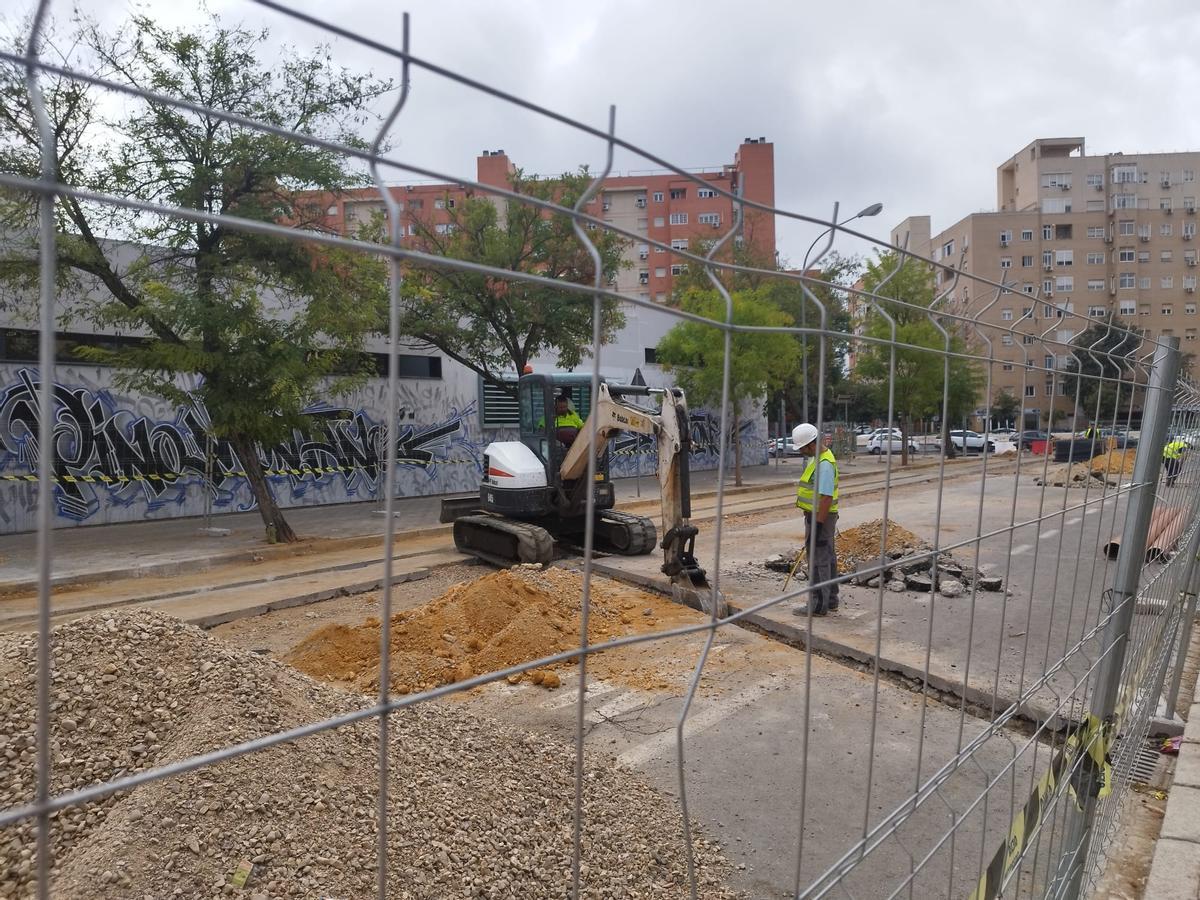 Obras al comienzo de la calle Mar de Alborán en Pino Montano por la línea 3 del Metro de Sevilla