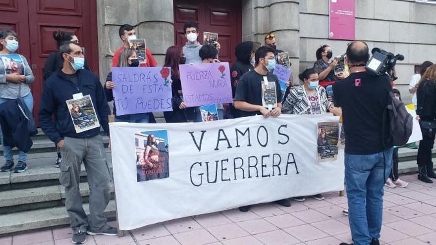 Familiares y amigos en la concentración en la Subdelegación del Gobierno de Ourense.   | // F.C.