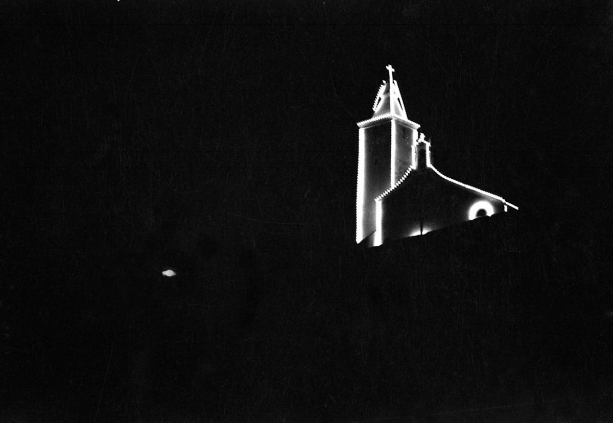 Iluminación en la capilla de La Atayala, en años pretéritos