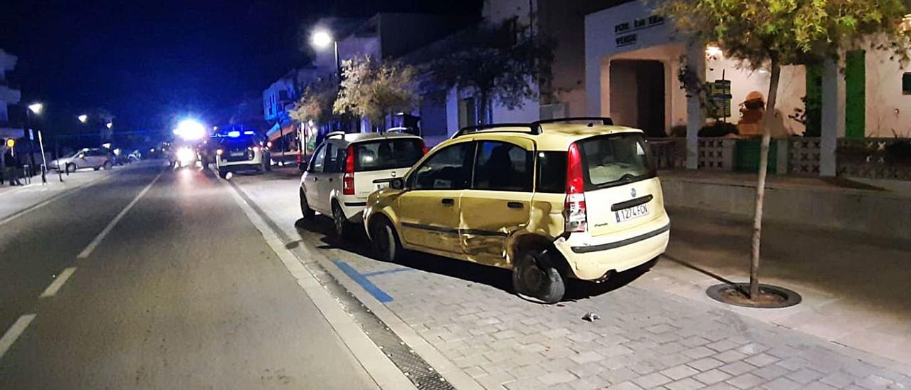 El coche colisionó antes con un vehículo que estaba aparcado en Sant Ferran.