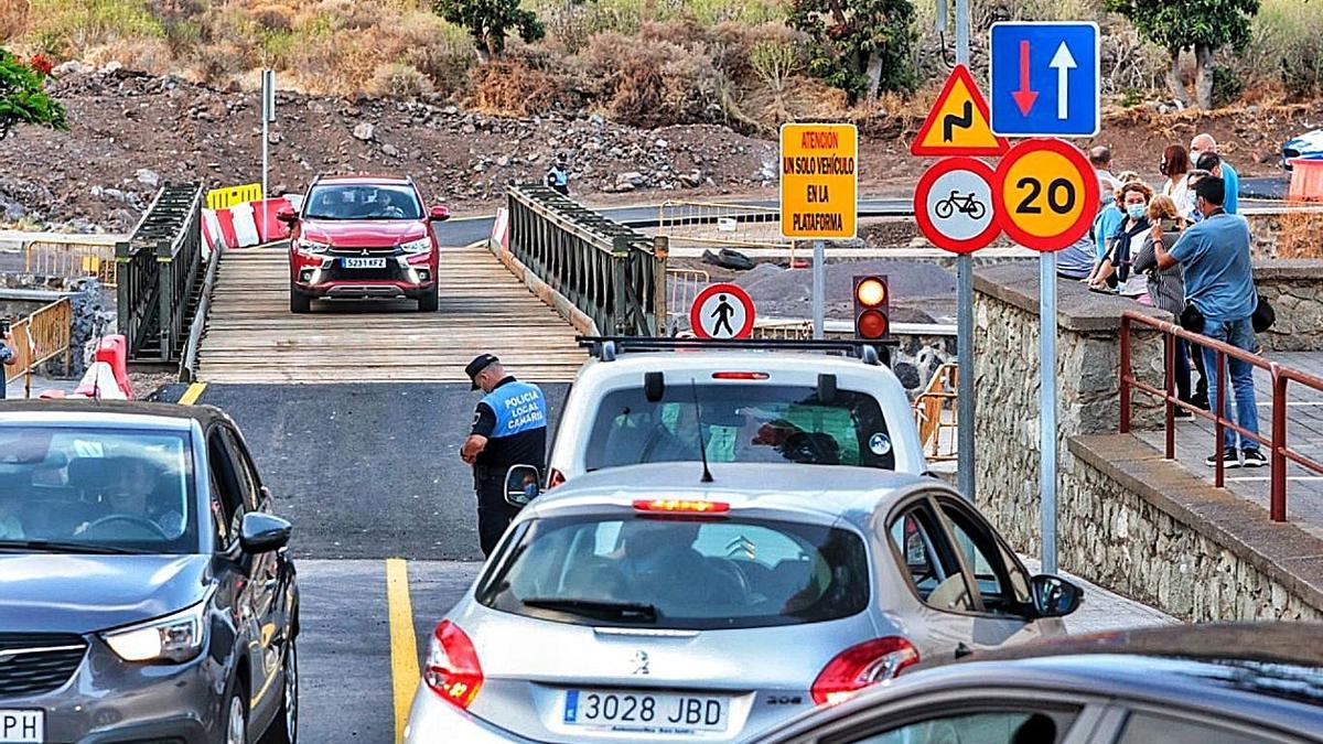 La plataforma militar que une los márgenes del barranco El Cercado entró en servicio en la tarde de ayer. | | MARÍA PISACA