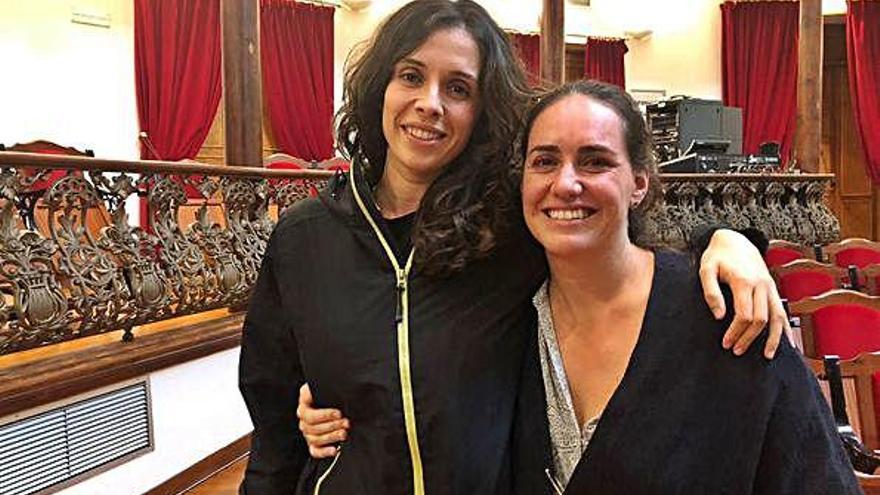 Saray Pérez (derecha) y Gara Lorenzo harán historia en 2020 como las primeras mujeres de la Danza de los Enanos.