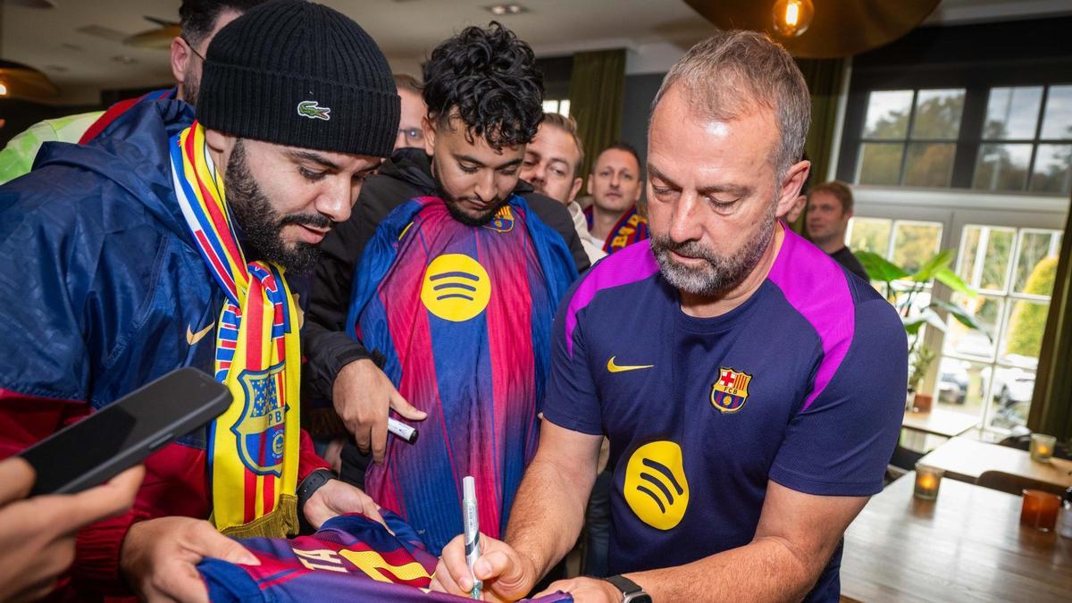 Hansi Flick firmó autógrafos y se fotografió con los culés presentes en Brujas