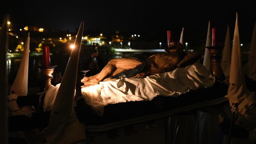 GALERÍA | La procesión de Jesús Yacente, en imágenes