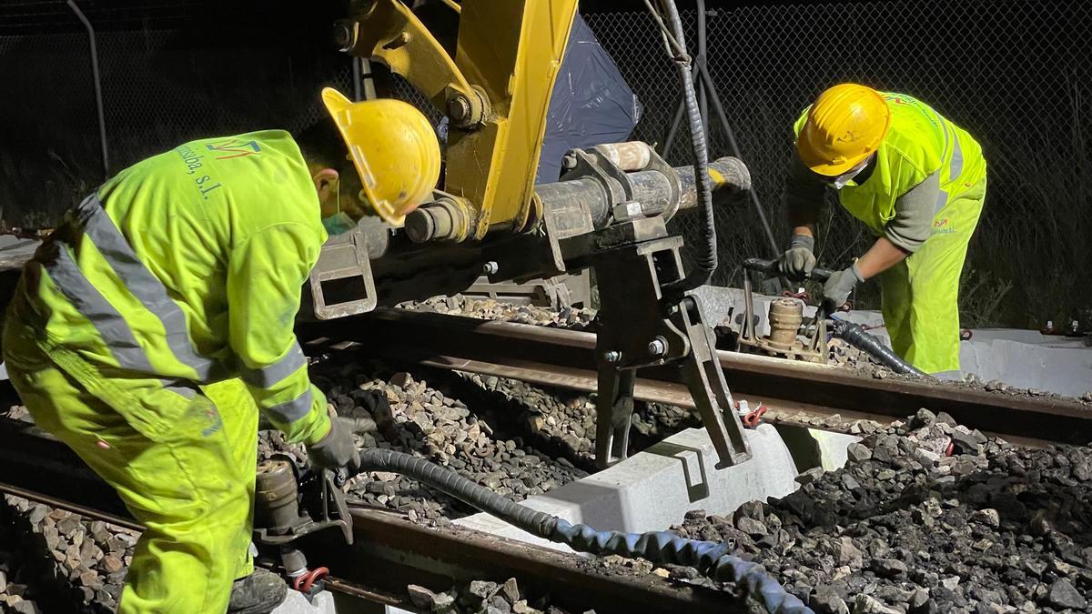 Obras de renovación de vía del tramo Silla-Pobla Llarga de la red de Cercanías, que ejecuta la empresa pública Adif.