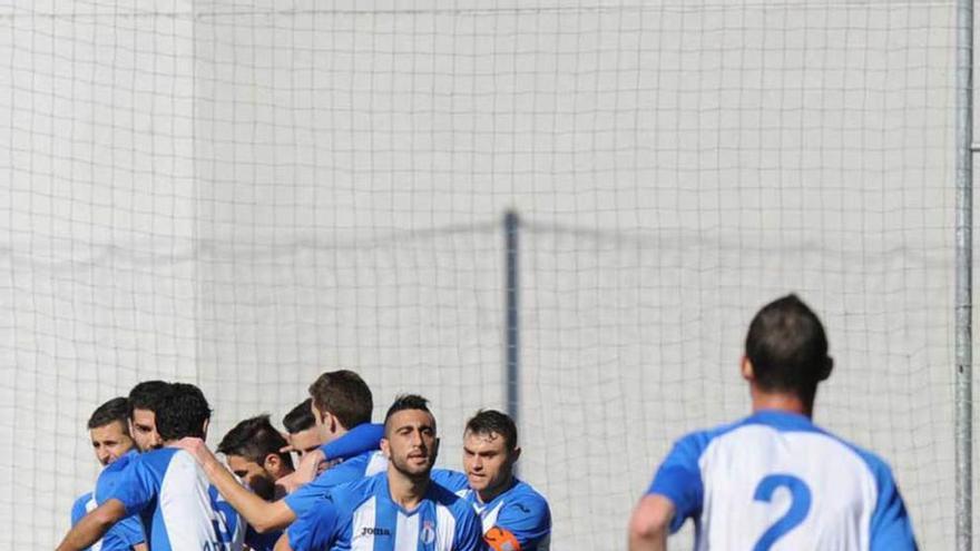 Los jugadores avilesinos celebran el gol de Cristian en Ganzábal.