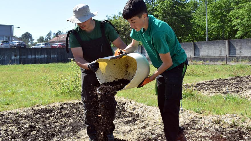 Alumnos do IES de Valga compararán a calidade do compost comercial e o que producen