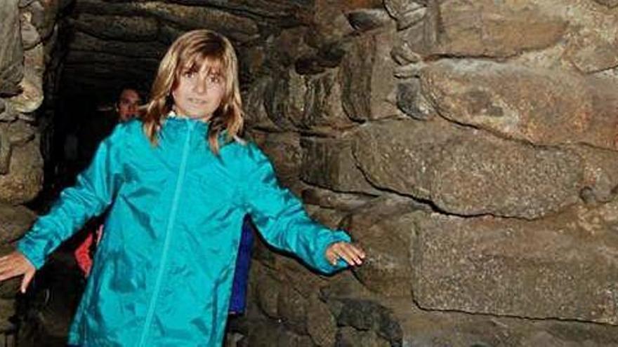 Una nena a l&#039;interior del túnel de l&#039;Ull de Basilisc al subsòl de Puigcerdà
