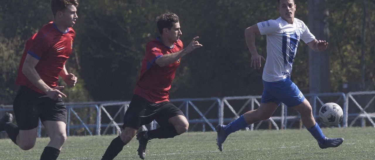 Un acción de un partido del Atlético de Lugones en Santa Bárbara